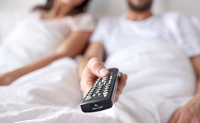 <h1>Fernseher im Schlafzimmer – Einschlafhilfe oder Störfaktor?</h1><br>